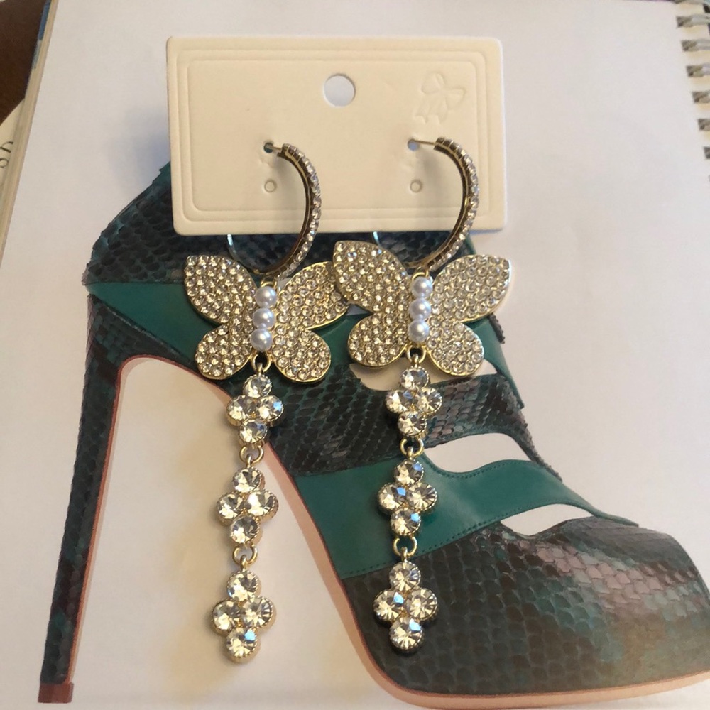 Beautiful Butterfly Earrings. NWOT. Gold tone, faux pearls & crystals.